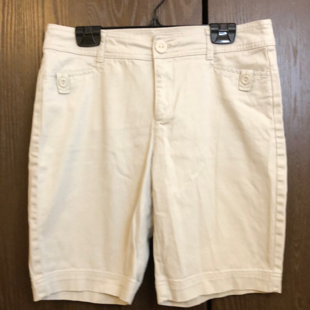 ST. JOHN’S BAY SIZE 8P KHAKI SHORTS STRETCHY COTTON/SPANDEX 8 1/2” INSEAM - #148
